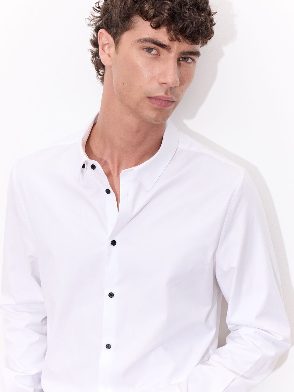 חולצה מכופתרת עם כפתורים שחורים