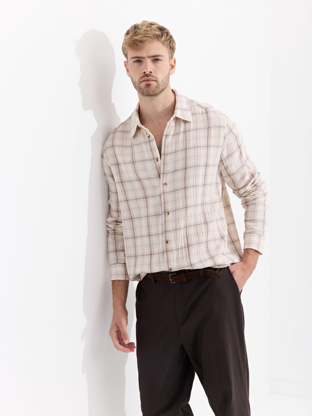 חולצה מכופתרת עם אפקט מקומט