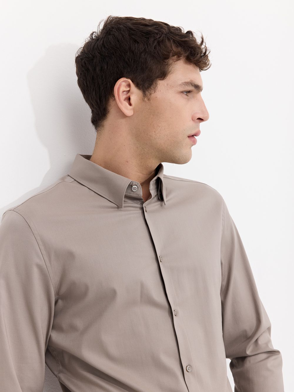 חולצה מכופתרת מחוייטת בגזרת SLIM