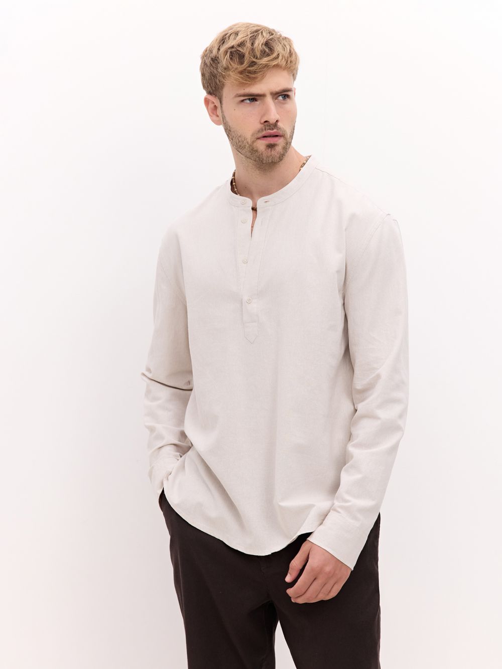 חולצה מכופתרת עם צווארון סיני