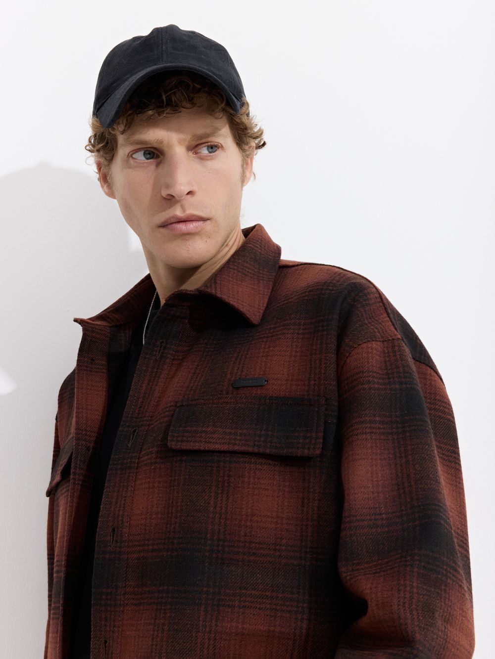 מכופתרת עבה משובצת וכיסים