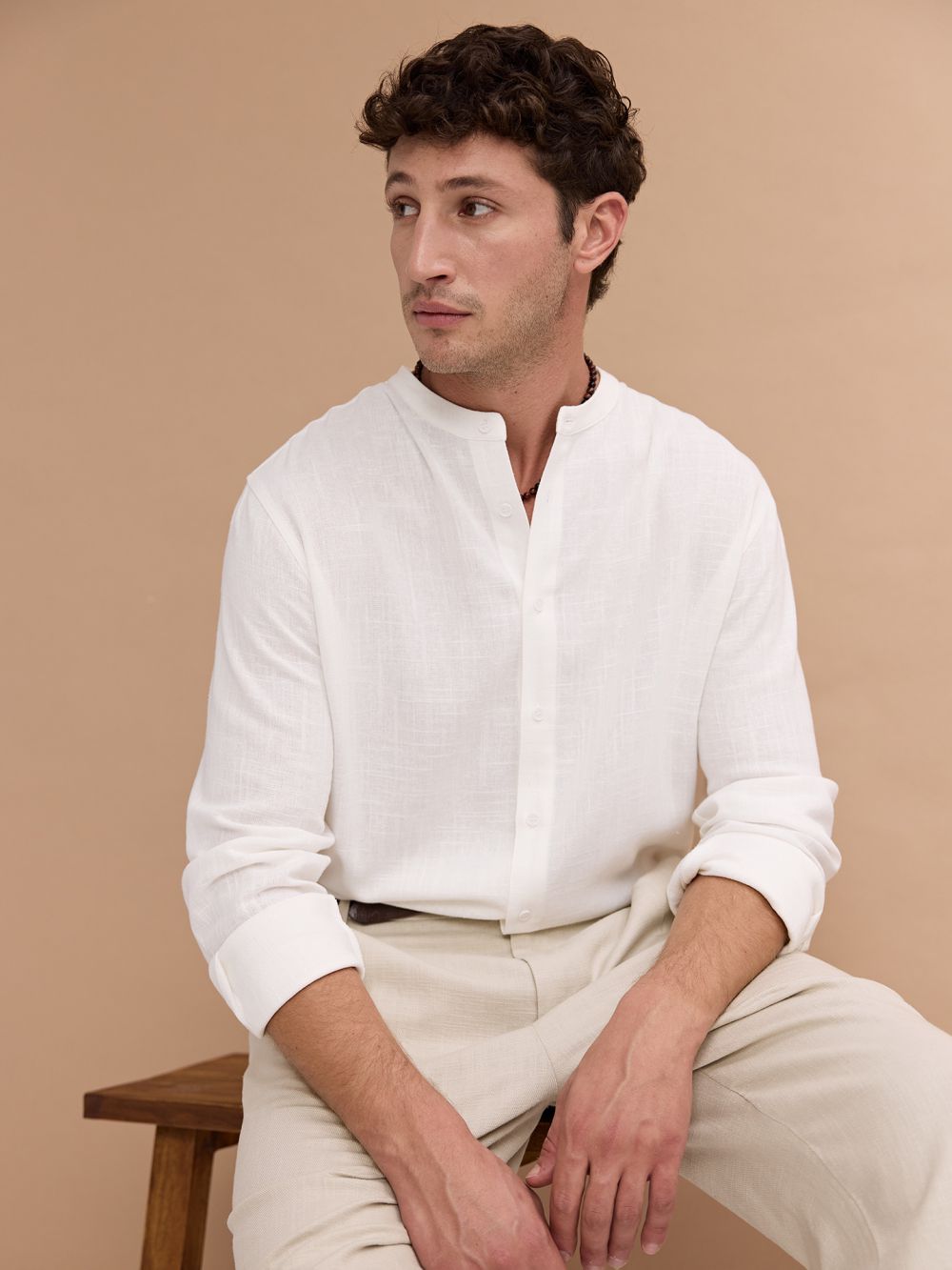 חולצת מכופתרת עם צווארון סיני