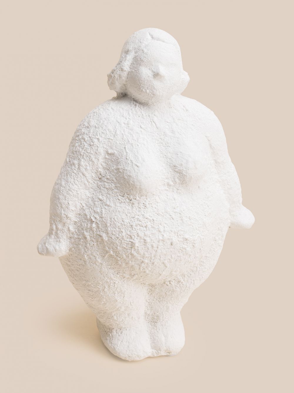 פסלון אישה עומדת