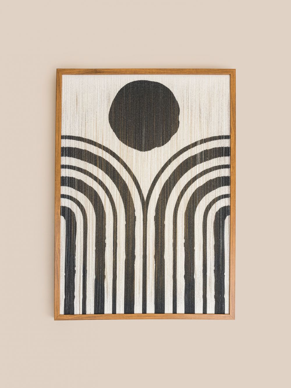 תמונה עם מסגרת עץ קווים ועיגול