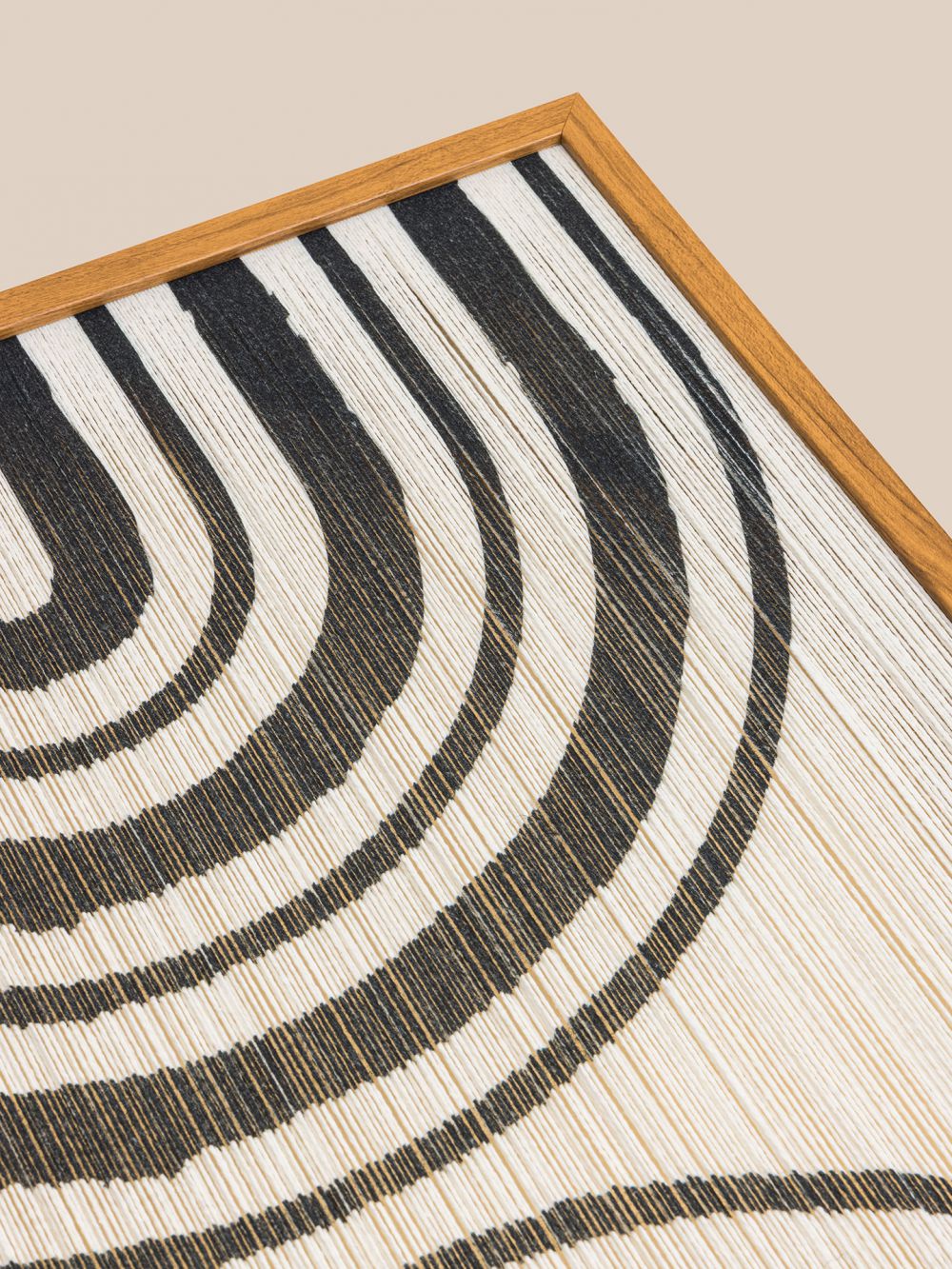 תמונה עם מסגרת עץ קשתות