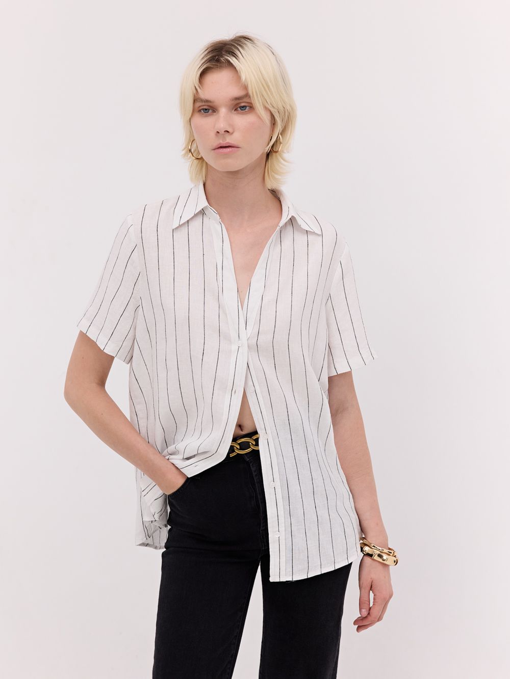 חולצה מכופתרת קצרה במראה פשתן