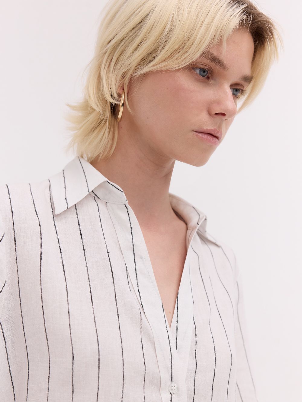 חולצה מכופתרת קצרה במראה פשתן