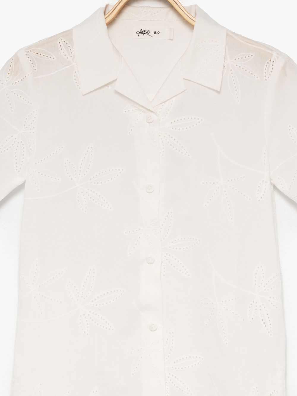 מכופתרת רקומה