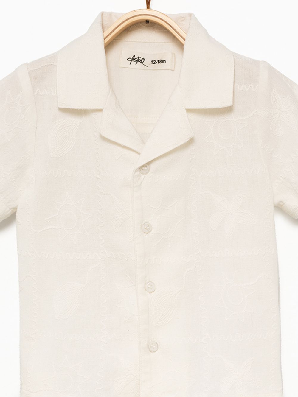 חולצה עם רקמה