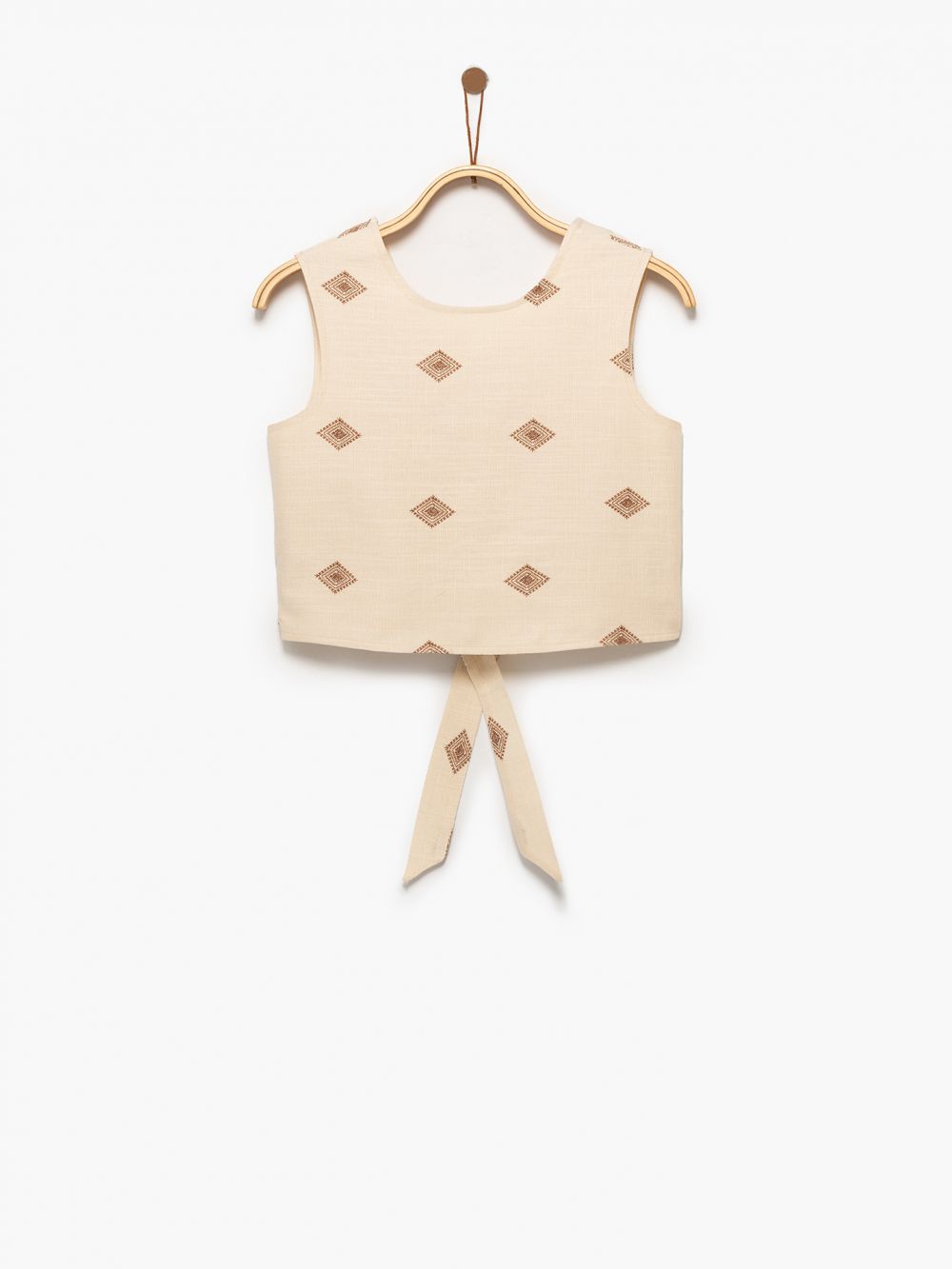 חולצה עם רקמה