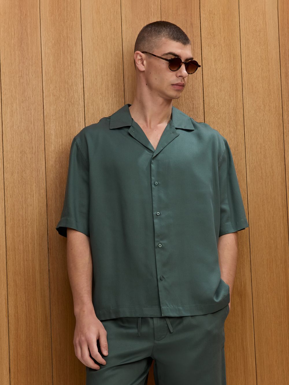 מכופתרת קצרה