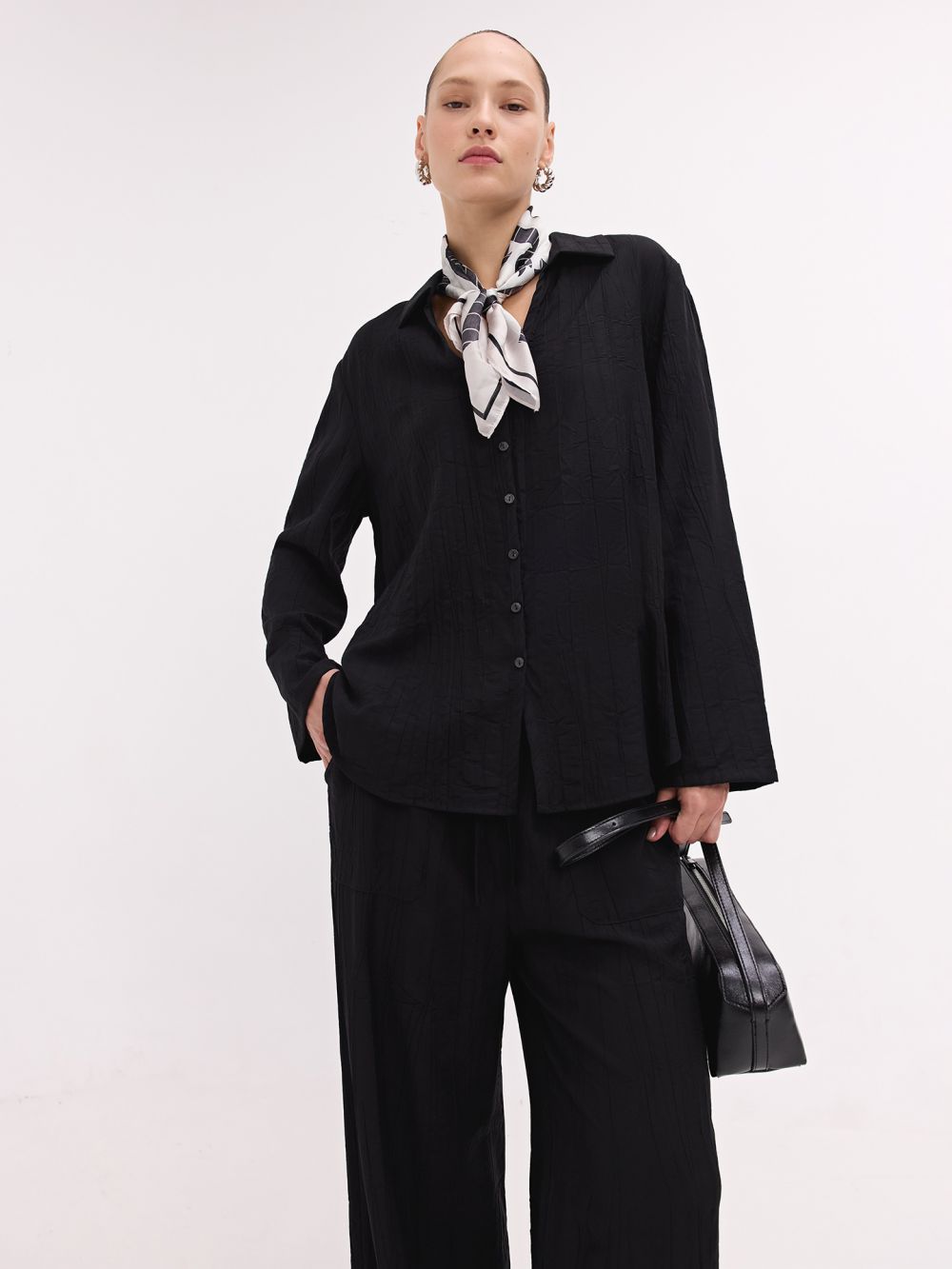 חולצה מכופתרת מבד מקומט