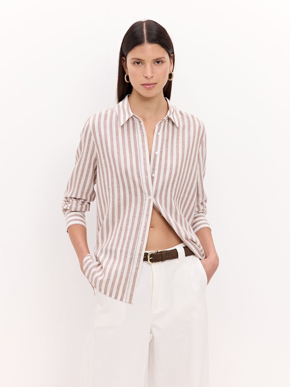 חולצה מכופתרת קלאסית במראה פשתן