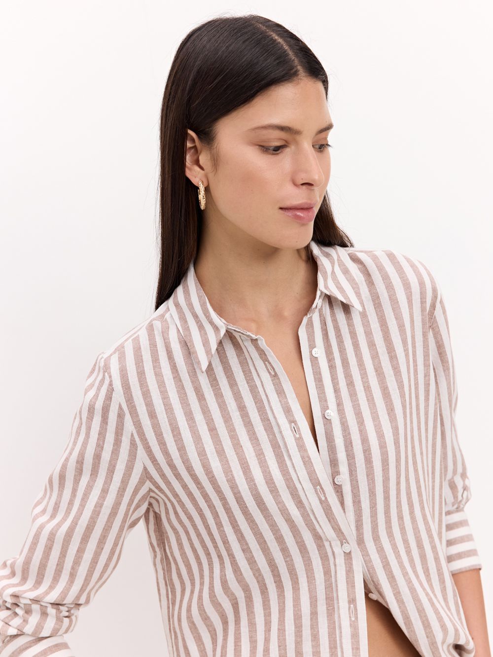 חולצה מכופתרת קלאסית במראה פשתן