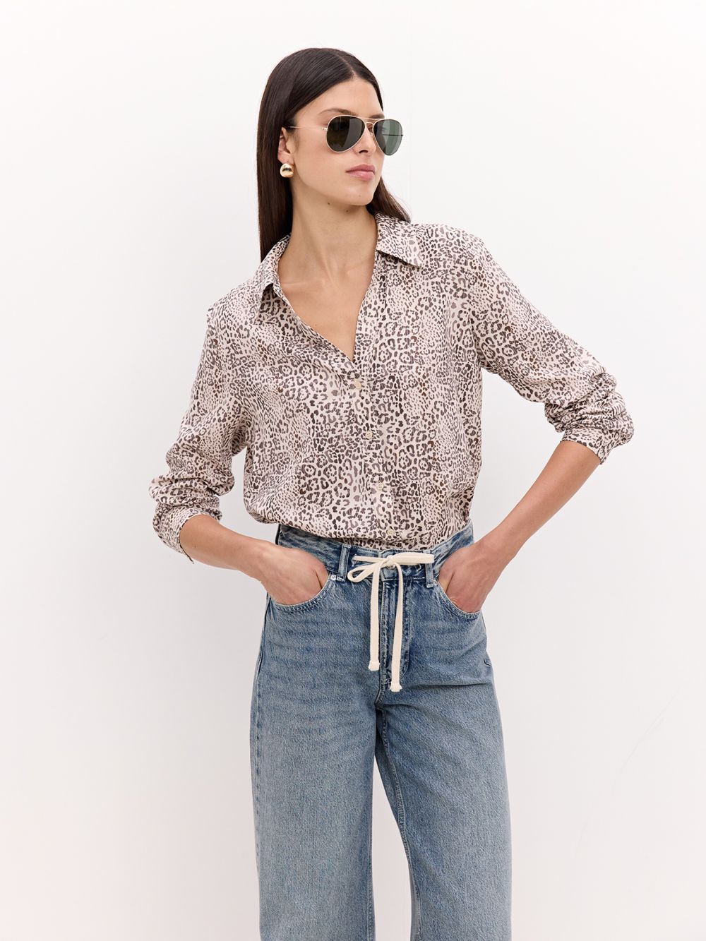 חולצה מכופתרת במראה פשתן עם צווארון פתוח