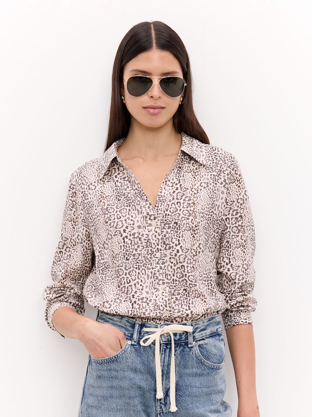 חולצה מכופתרת במראה פשתן עם צווארון פתוח