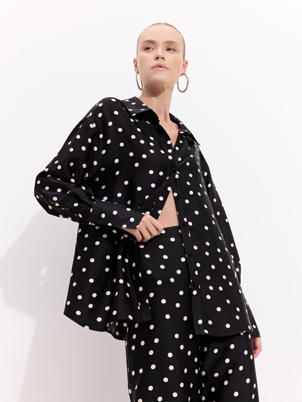 מכופתרת סאטן אוברסייז