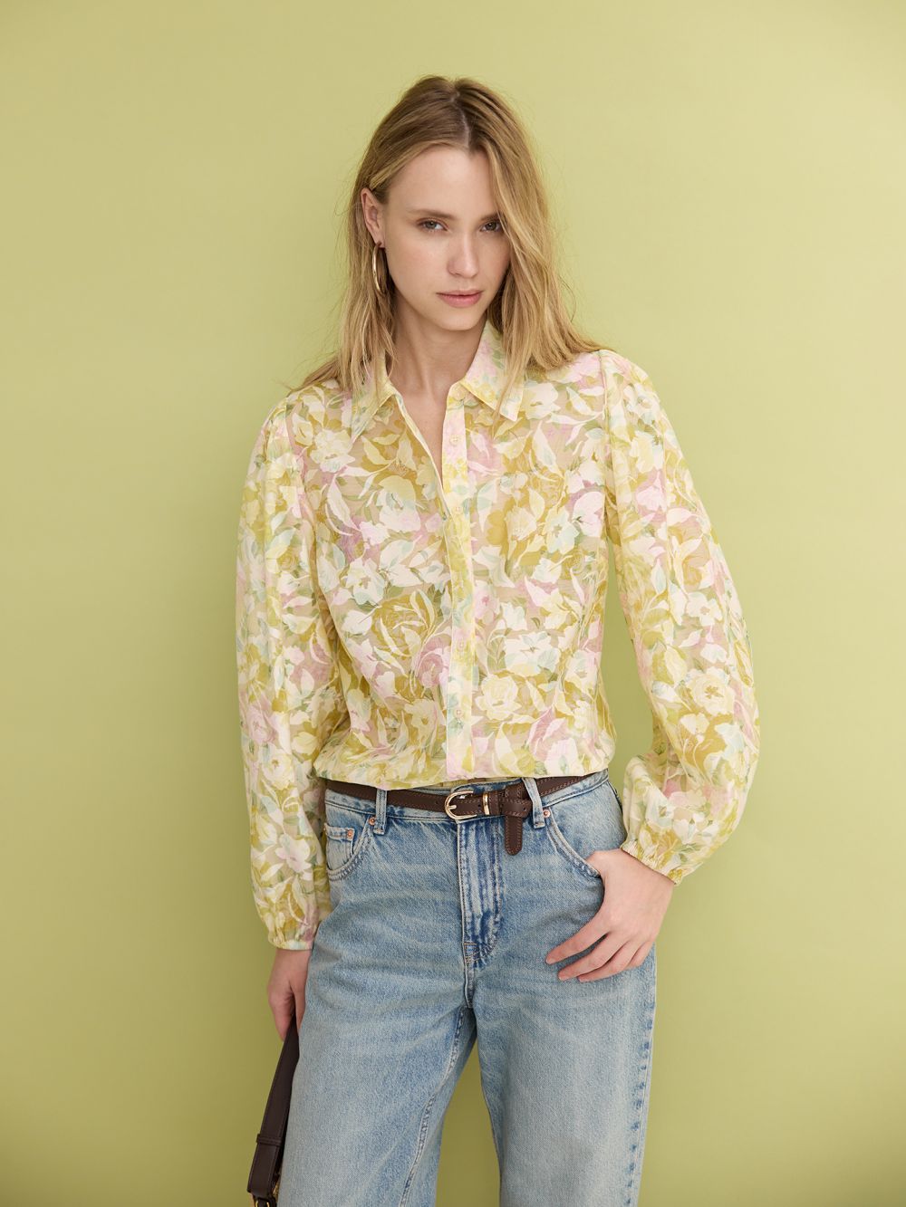 חולצת פרחים מכופתרת