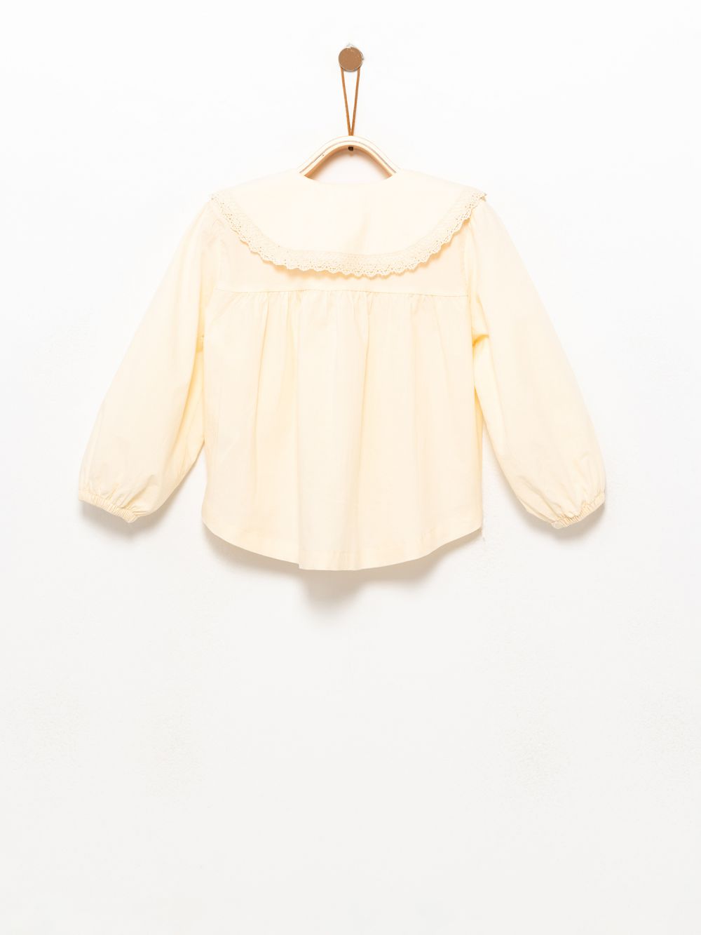 חולצה מכופתרת עם צווארון