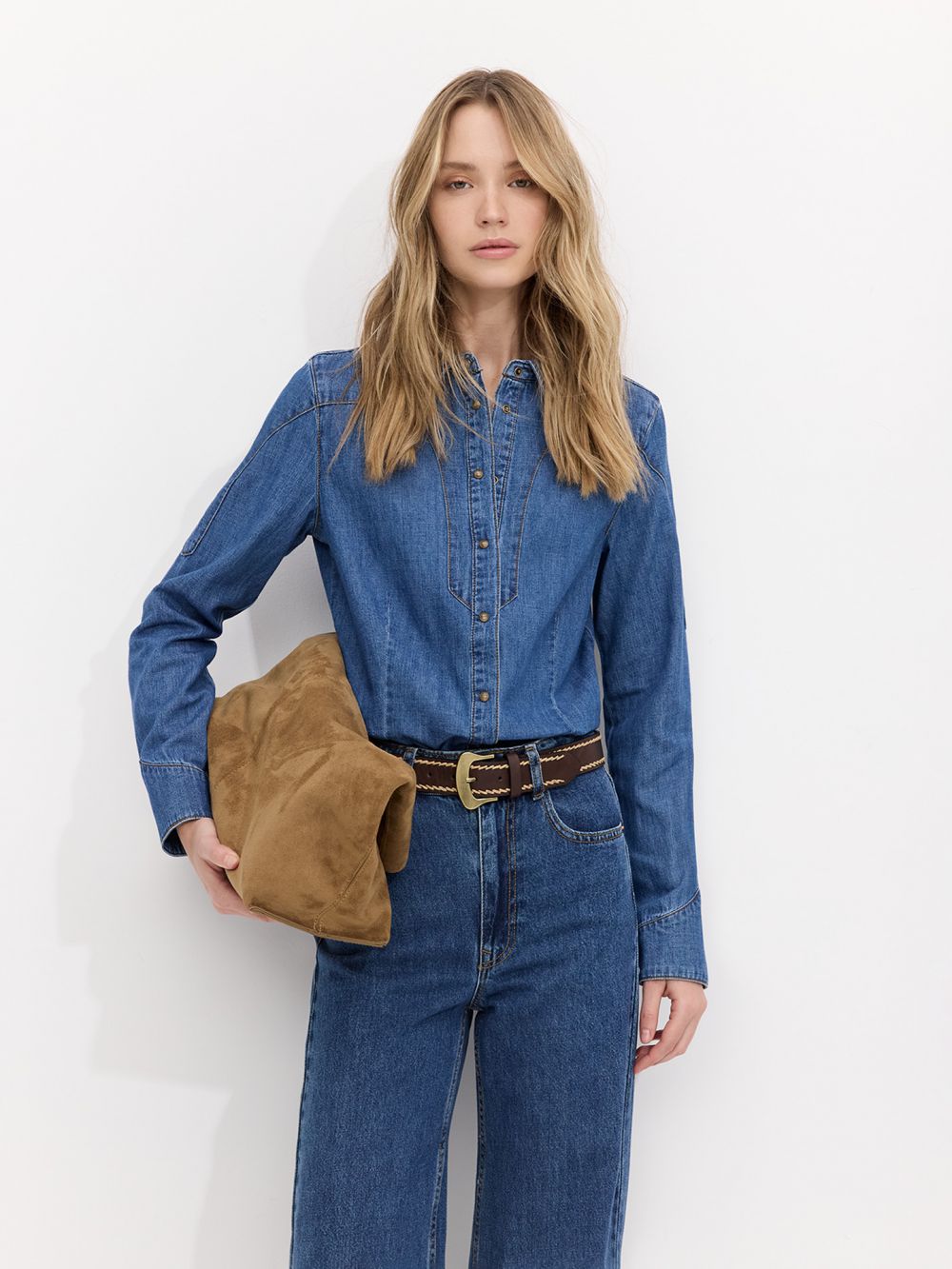 חולצת ג׳ינס דקיקה עם כפתורי טיק טק