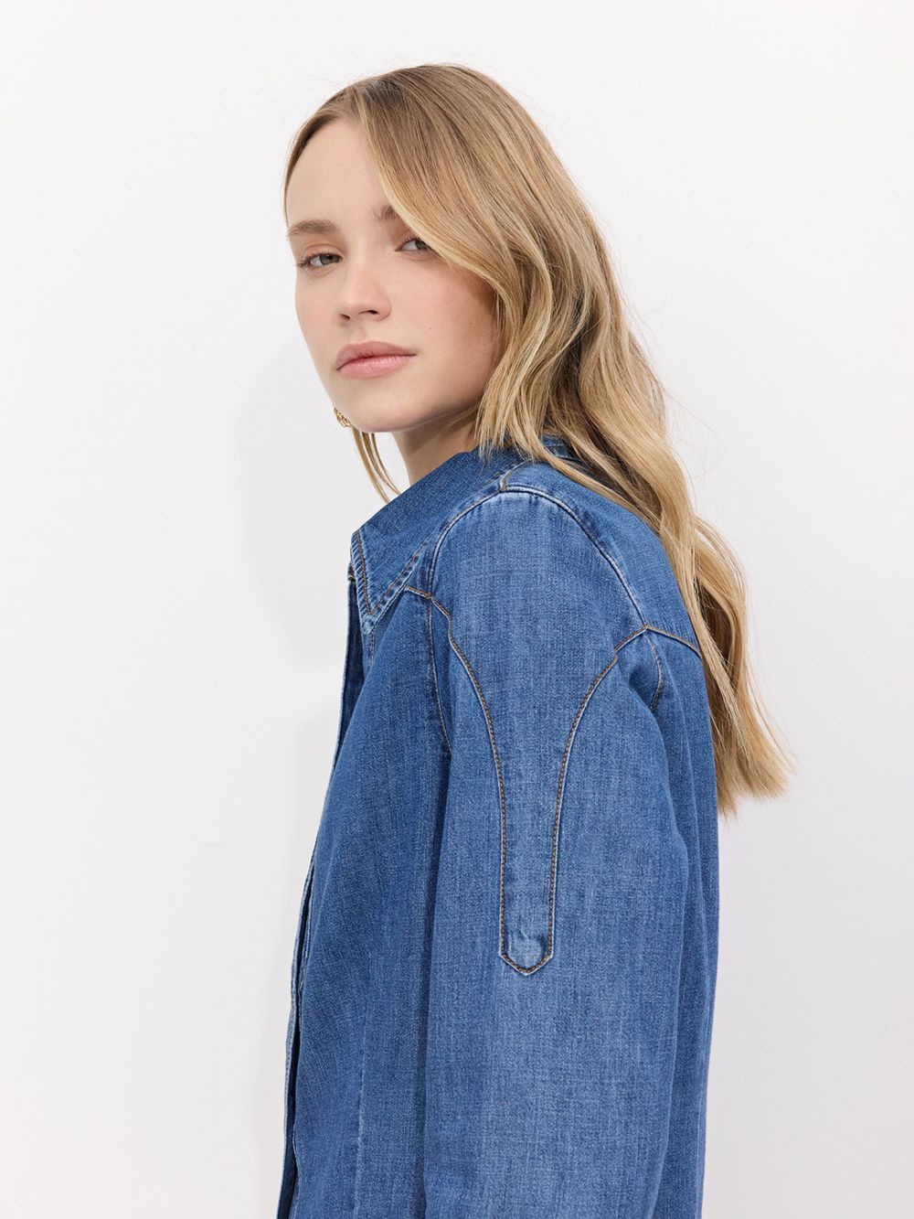 חולצת ג׳ינס דקיקה עם כפתורי טיק טק