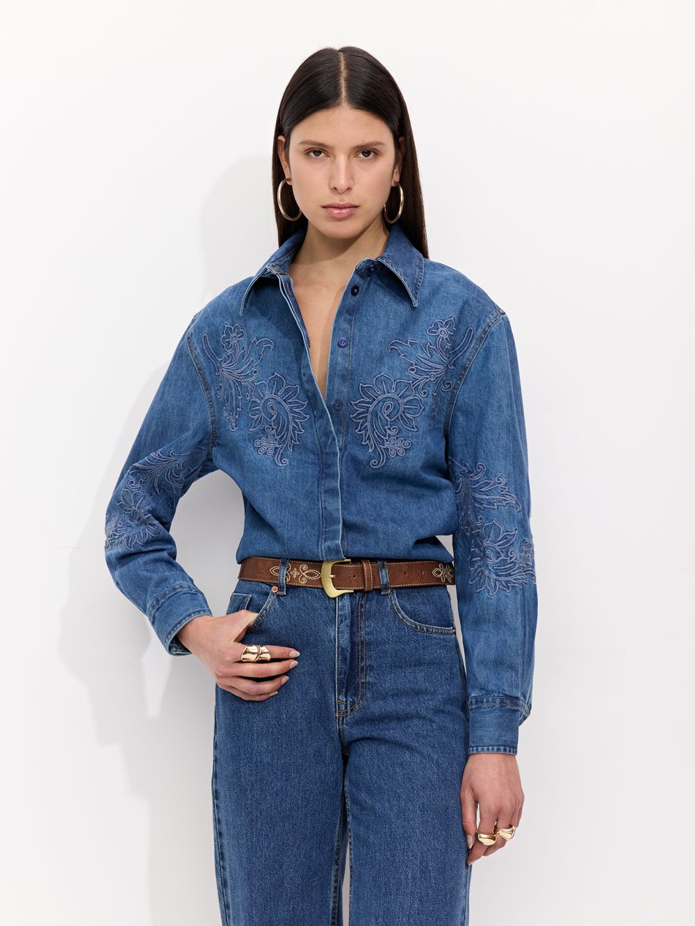 חולצת ג׳ינס עם רקמת פרחים