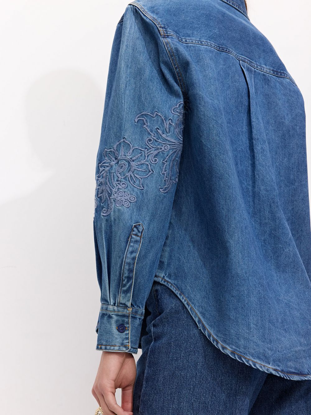 חולצת ג׳ינס עם רקמת פרחים