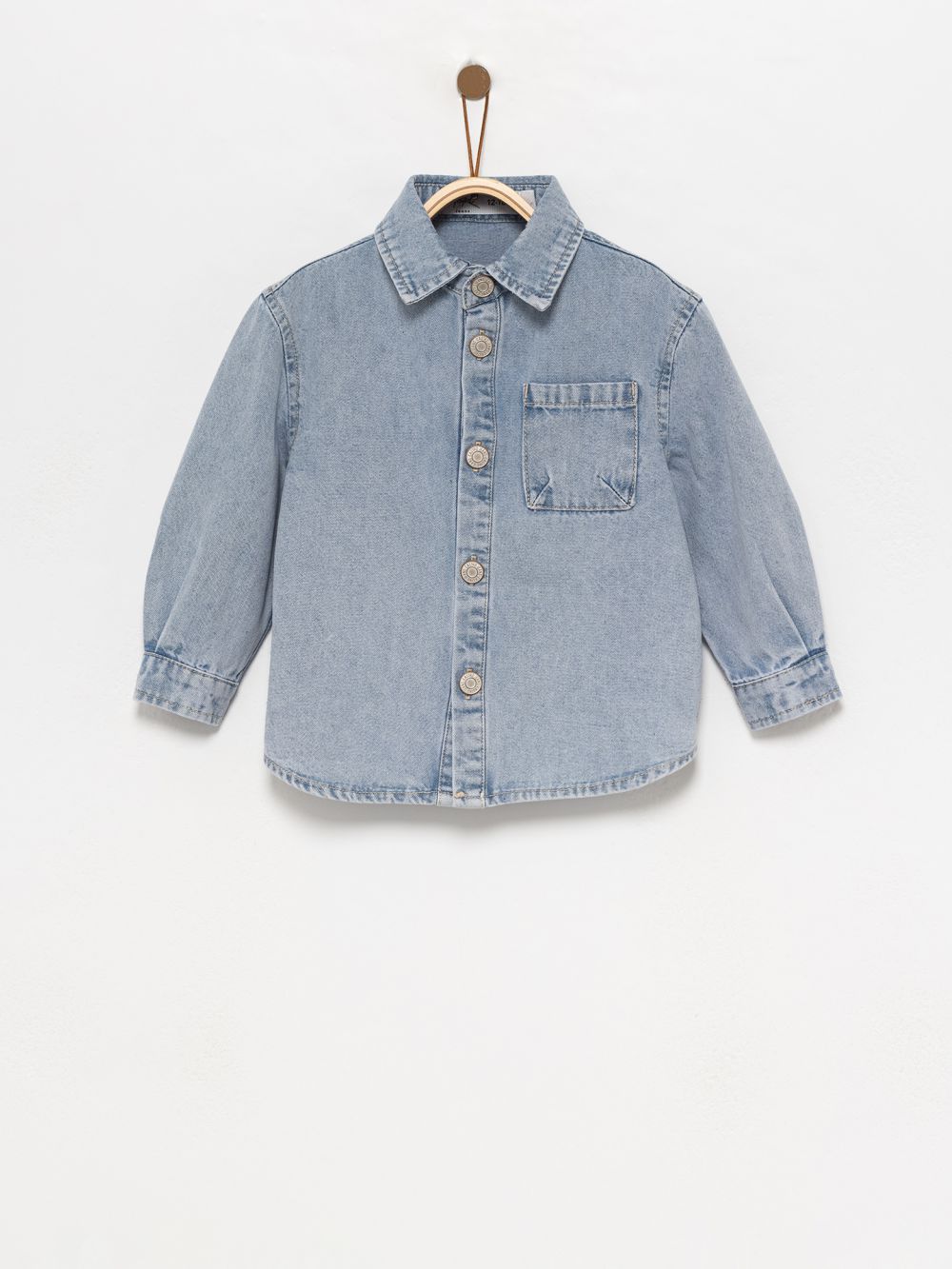 חולצת ג’ינס מכופתרת