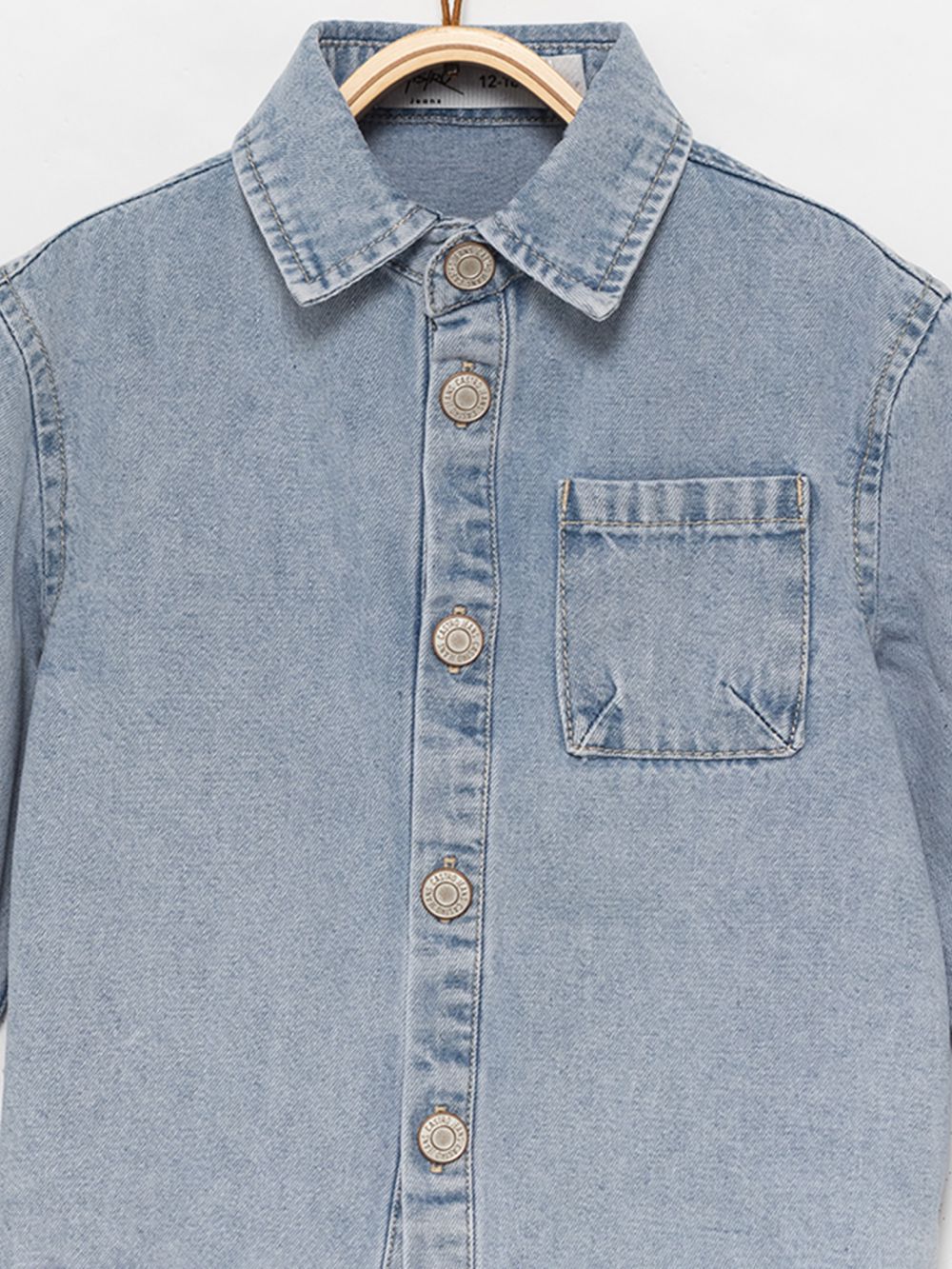 חולצת ג’ינס מכופתרת