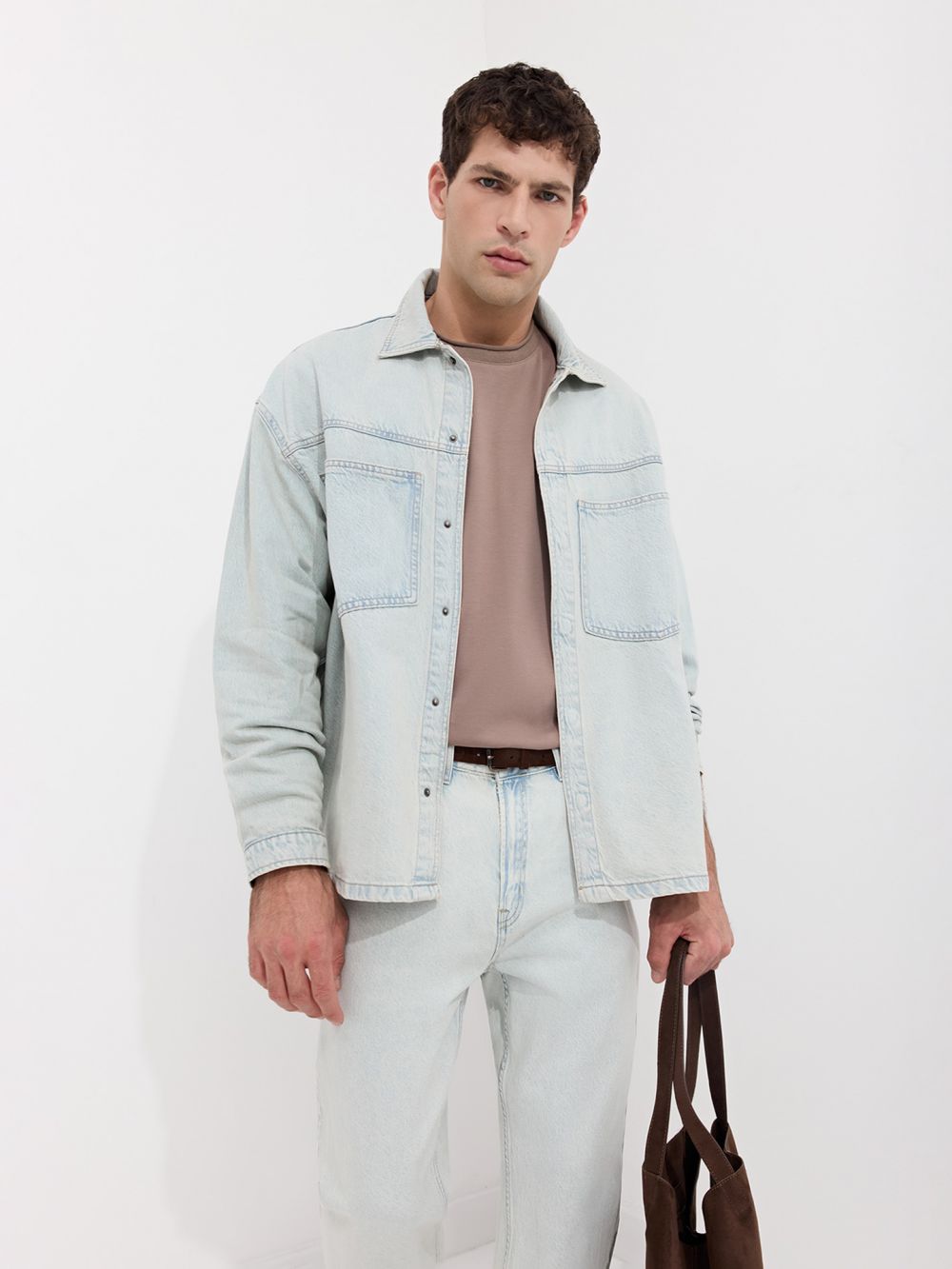 אוברשירט ג׳ינס בגזרה משוחררת