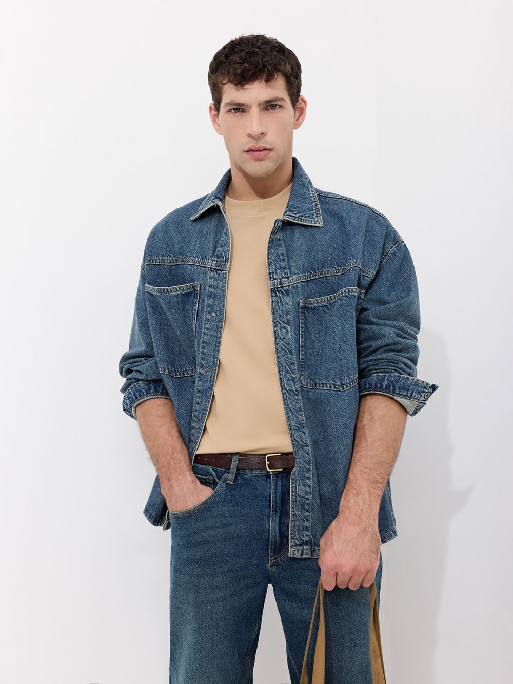 אוברשירט ג׳ינס בגזרה משוחררת