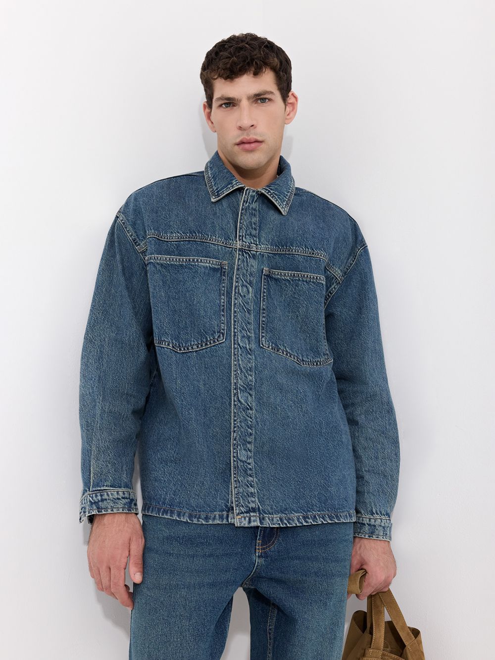 אוברשירט ג׳ינס בגזרה משוחררת