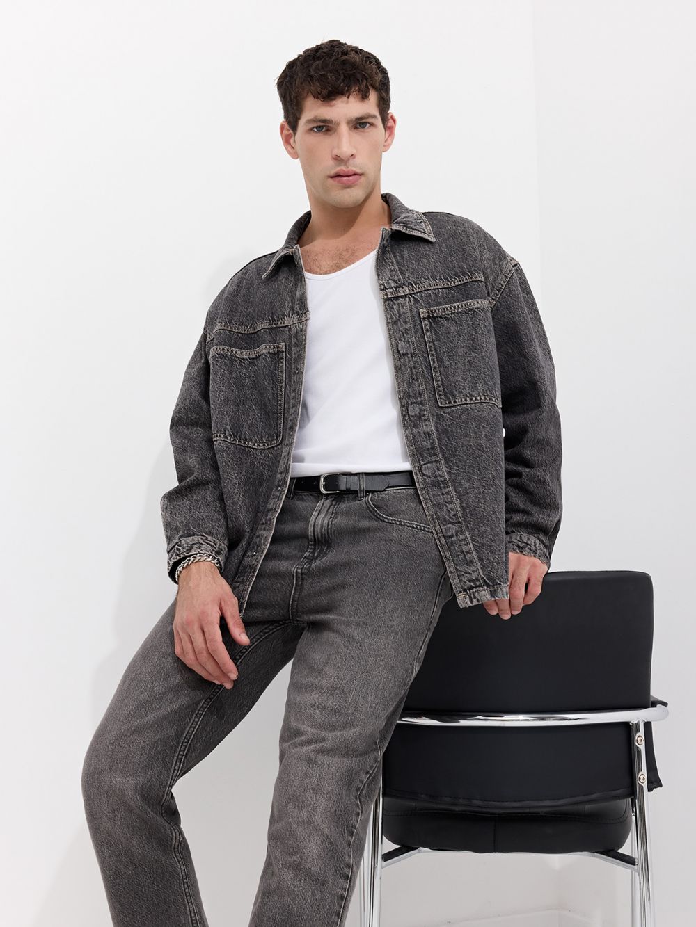 אוברשירט ג׳ינס בגזרה משוחררת