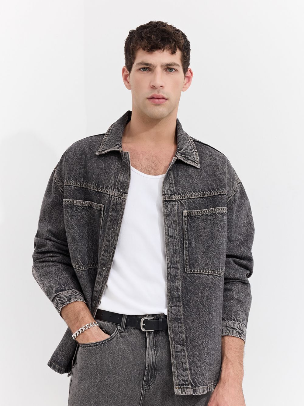 אוברשירט ג׳ינס בגזרה משוחררת