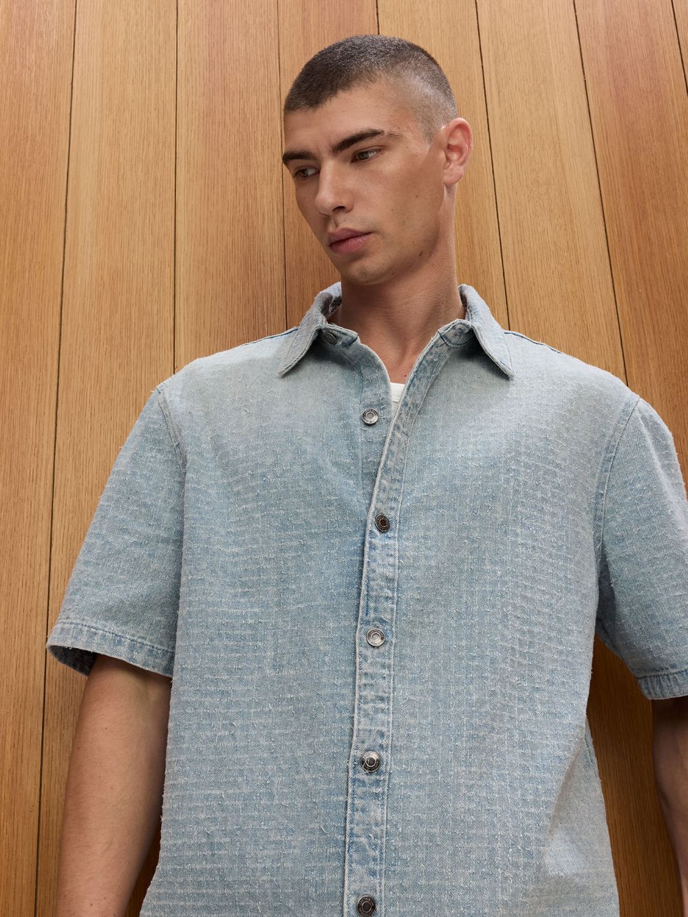 חולצת ג׳ינס שרוול קצר עם טקסטורה