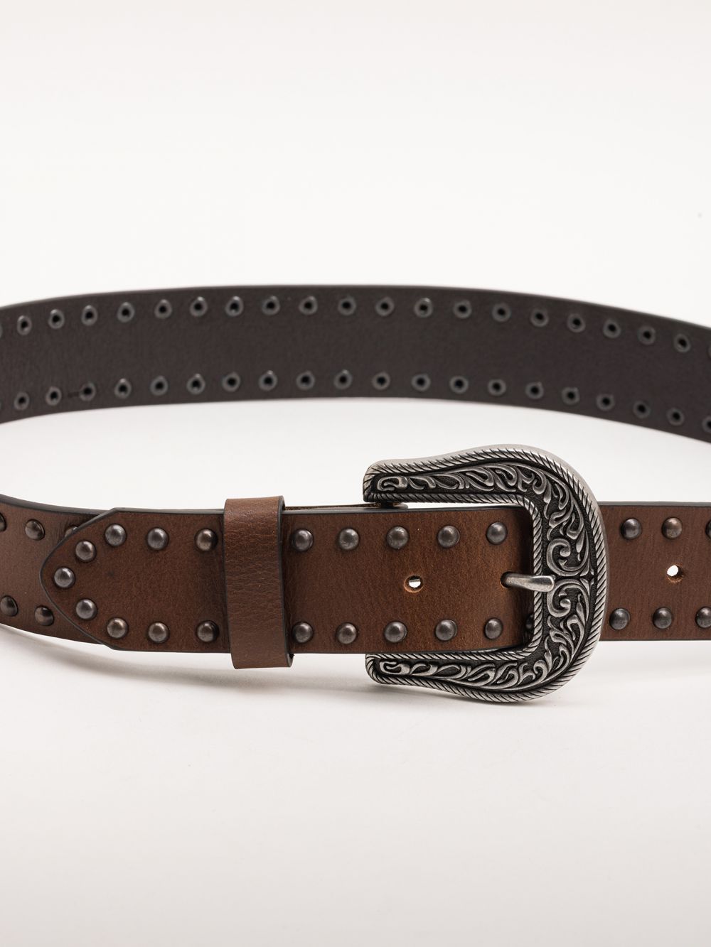 חגורה מעור עם ניטים