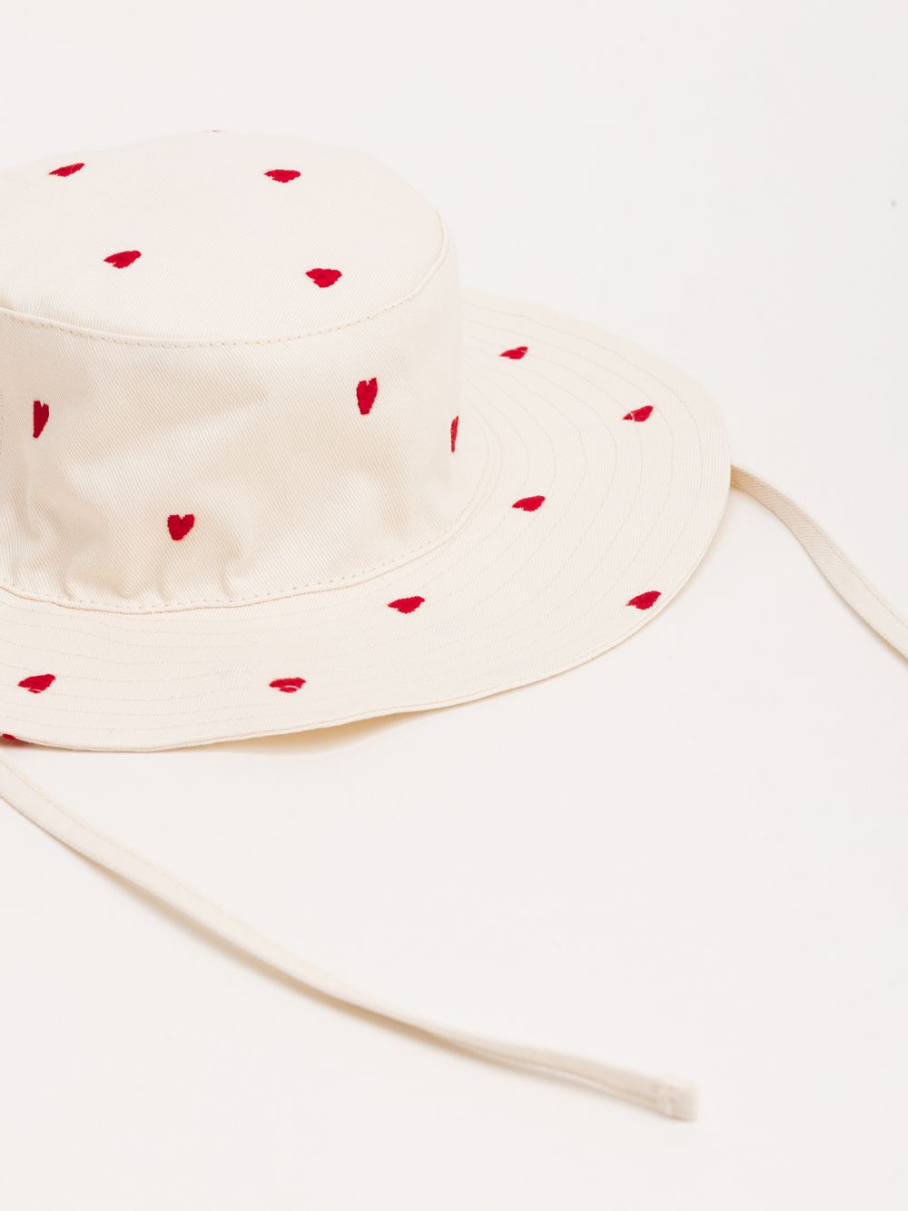 כובע באקט רחב שוליים