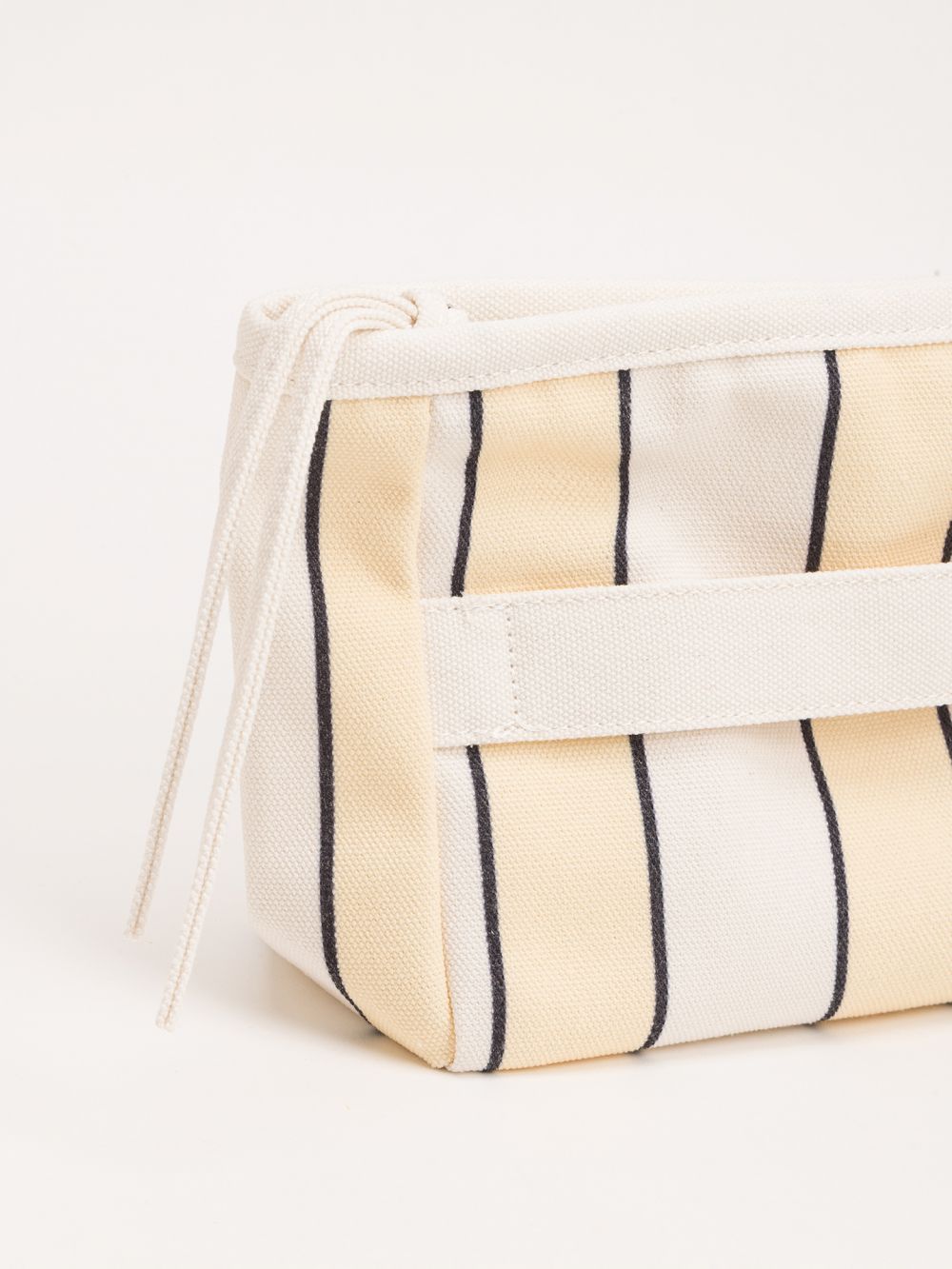 פאוץ’ נשיאה עם ידית אחיזה