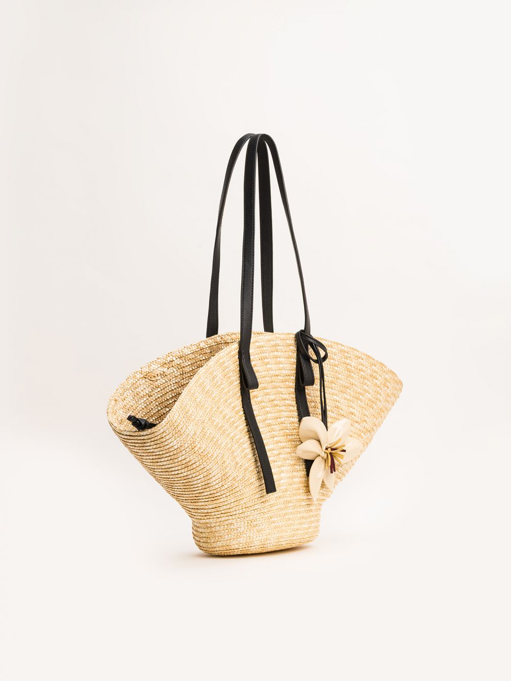 תיק קש עם צארם פרחוני