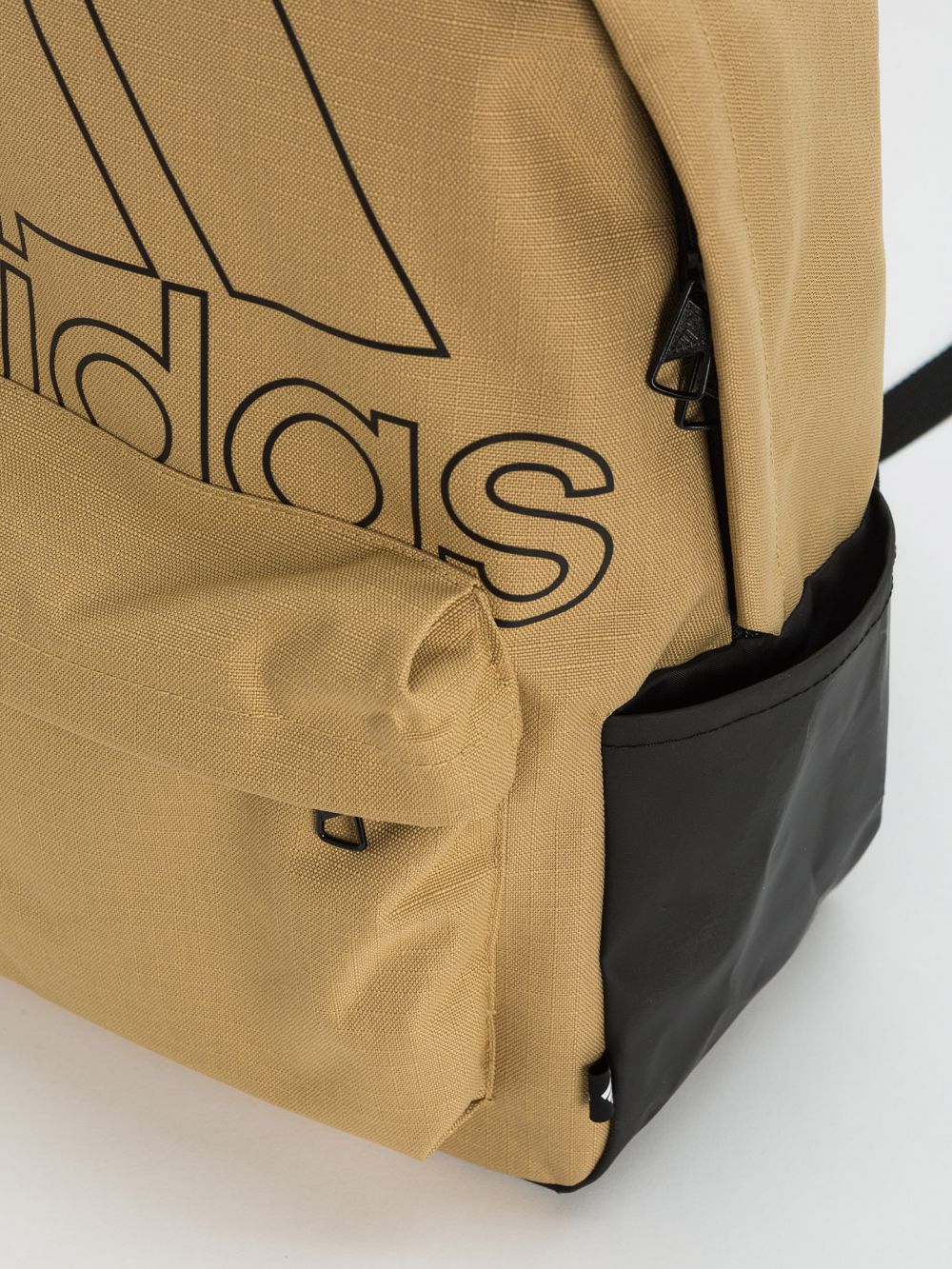תיק גב Adidas בצבע בז’ ולוגג