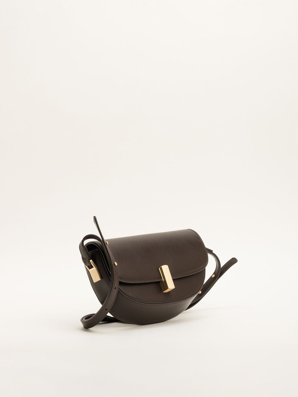 תיק צד עם קלפה בעיטור אבזם גיאומטרי