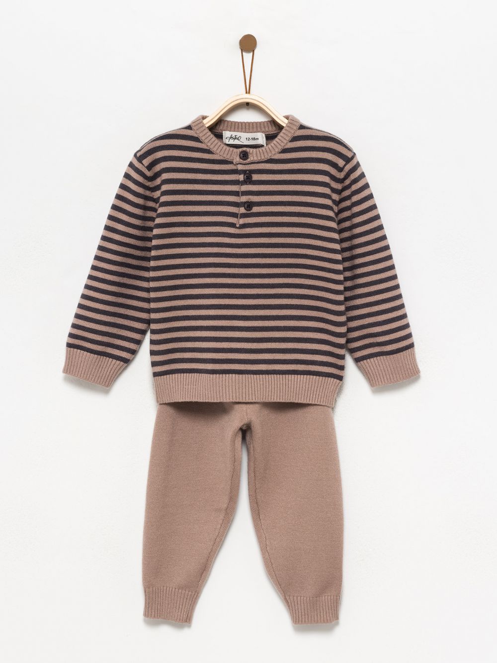 חליפת פסים סרוגה