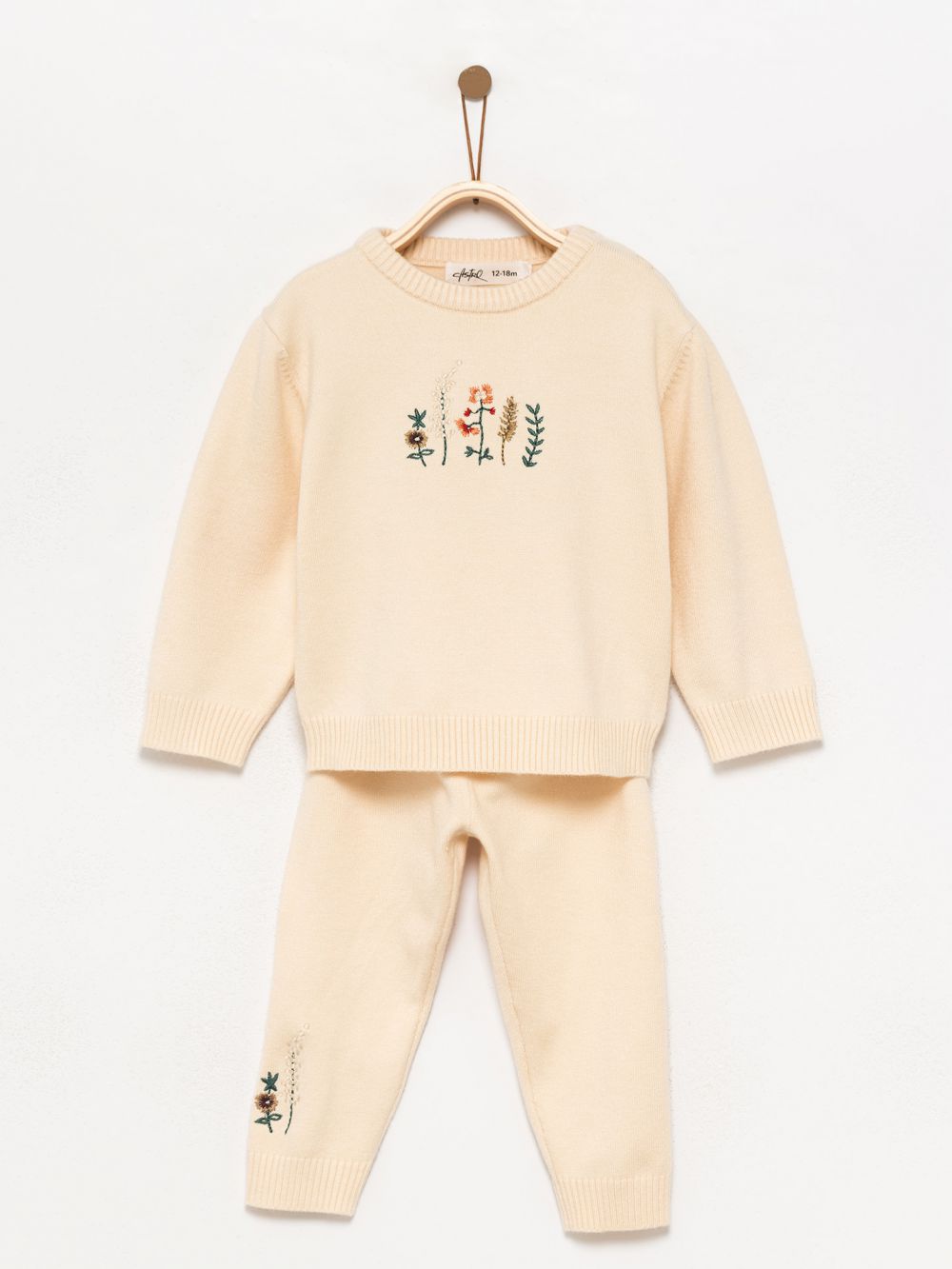 חליפת פרחים סרוגה