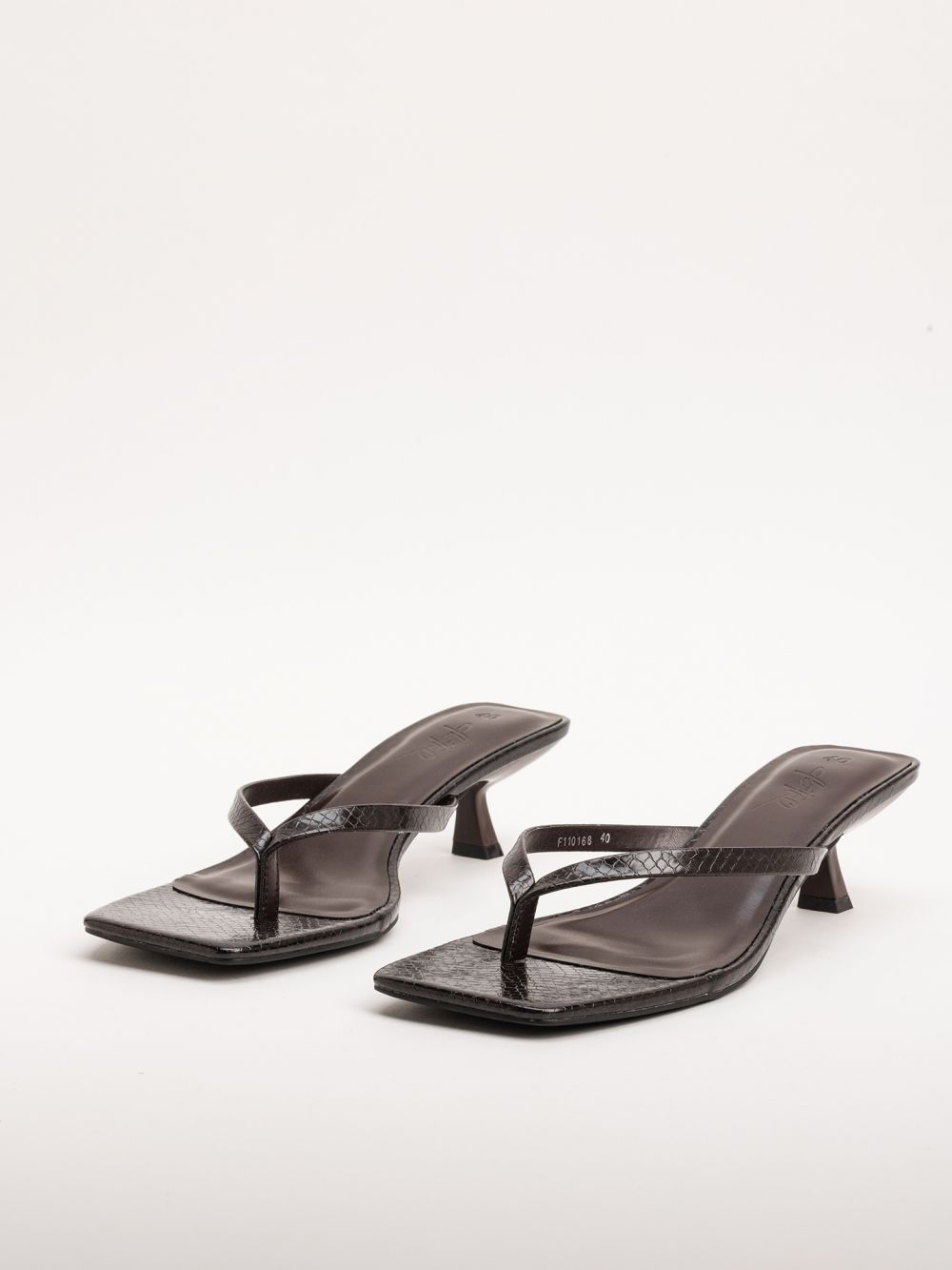 סנדלי עקב עם רצועה