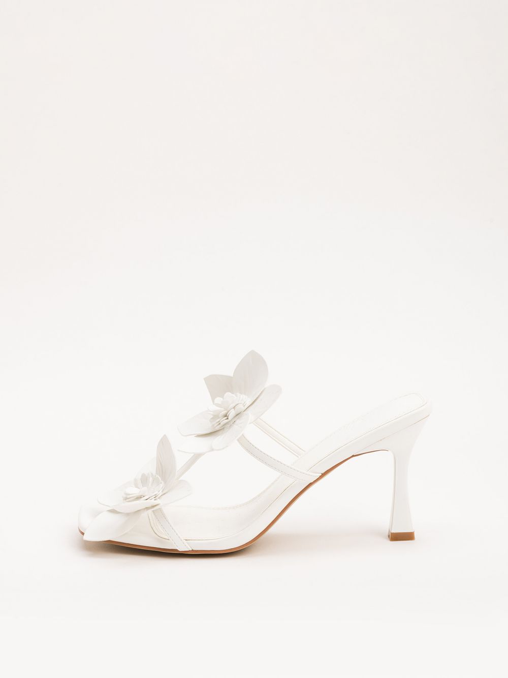 נעל עקב עם עיטורי פרחים