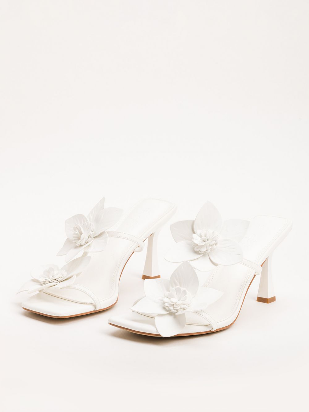 נעל עקב עם עיטורי פרחים