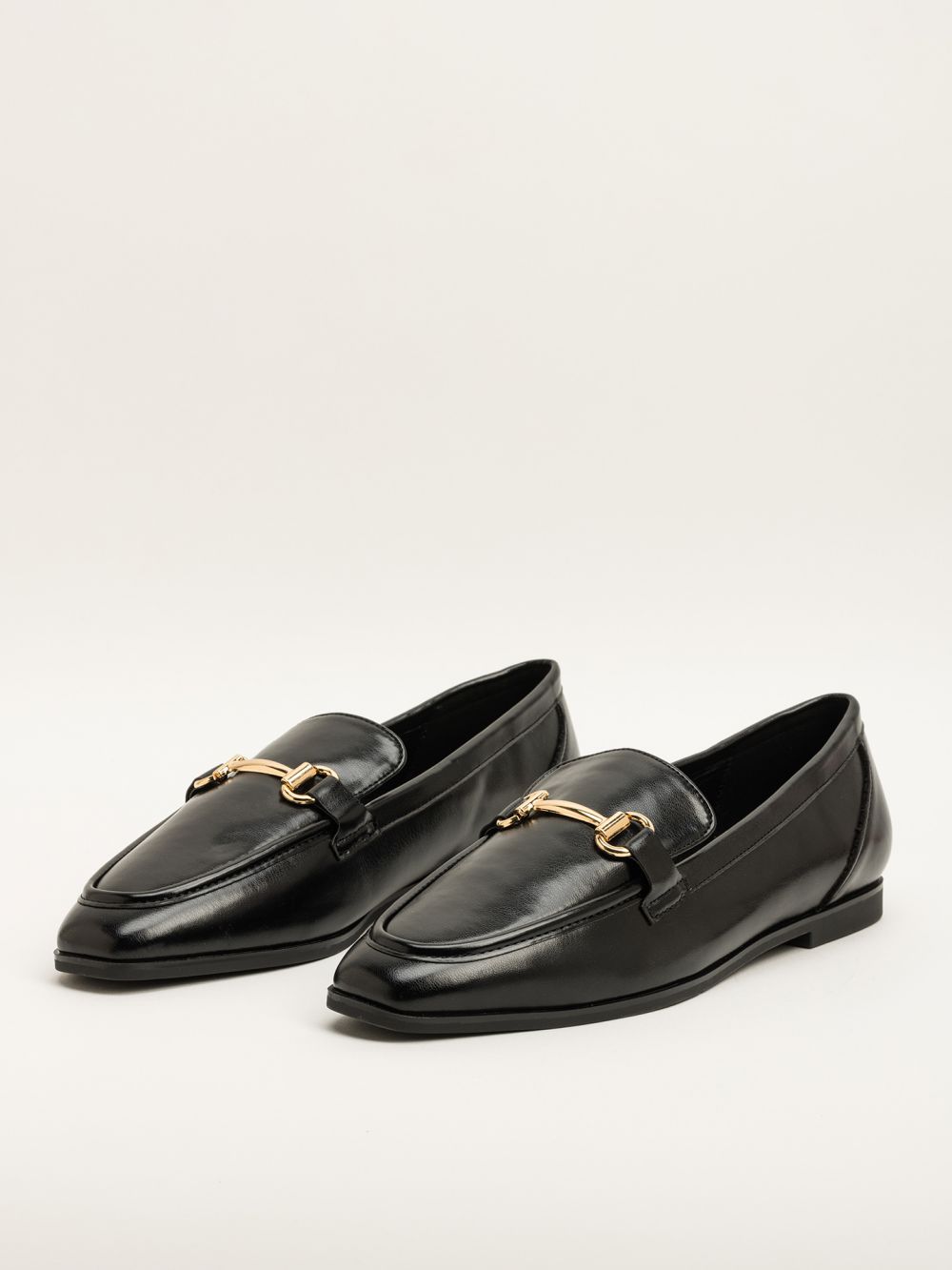 נעל מוקסין עם אבזם