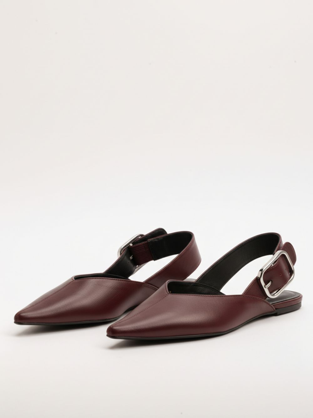 נעל בובה מחודדת עם רצועה אחורית