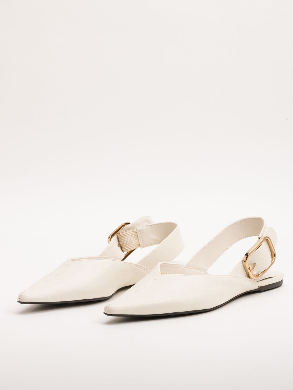 נעל בובה מחודדת עם רצועה אחורית