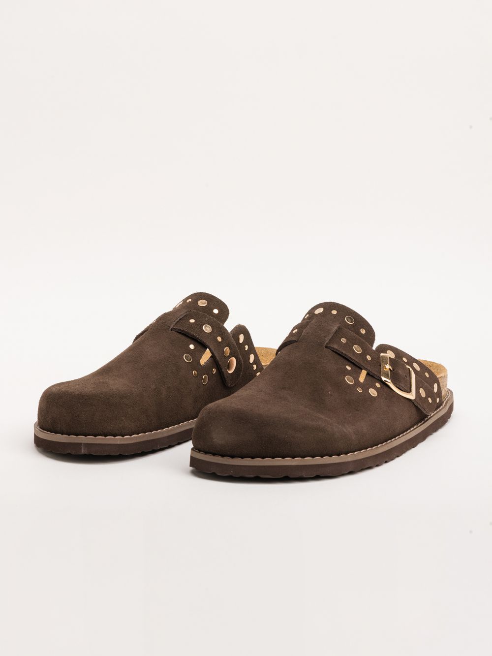 כפכפים מעוטרים עם ניטים